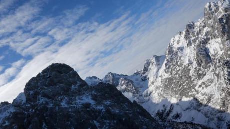 Wer in den bayerischen Alpen Schnee sucht, muss derzeit auf eine Höhe von mindestens 1500 Metern. In Bayern und auch in Österreich warten die Skigebiete auf Schnee.
