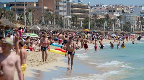 Dicht an dicht liegen die Handtücher der Touristen auf Mallorca. Jetzt will die neue Inselregierung von den Urlaubern eine Steuer eintreiben und damit die klammen Kassen füllen.