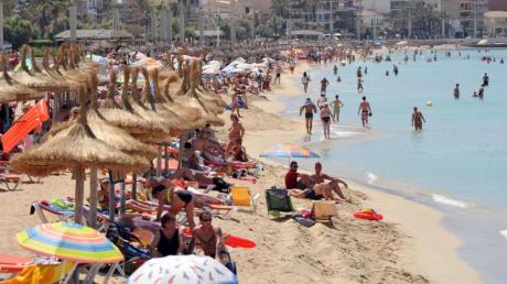 Die Ferieninsel Mallorca ist bei Deutschen sehr beliebt. Doch nun erwägt die Balearen-Regierung, die  Touristenzahlen in den Sommermonaten zu begrenzen. 