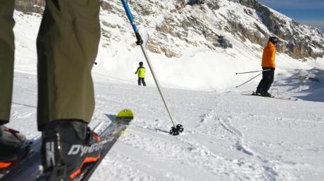 Skifahren kann ganz schön ins Geld gehen. Doch das muss nicht sein. Es gibt auch Expertentipps, die den Urlaub auch für Familien erschwinglich machen.
