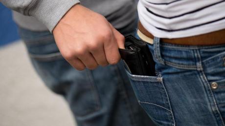 Beim Einkaufen in Neusäß ist einer 45-Jährigen ihr Geldbeutel gestohlen worden, teilt die Polizei mit. 