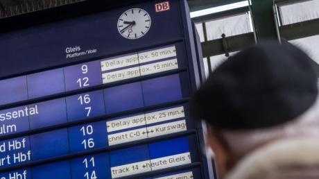 Kommen Züge zu spät oder fallen aus, haben Reisende bestimmte Rechte. Welche das sind, ändert sich ab 7. Juni 2023.