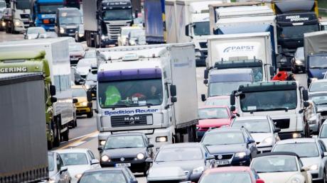 Stillstand: Experten rechnen zu Ostern mit Stau auf allen wichtigen deutschen Autobahnen.