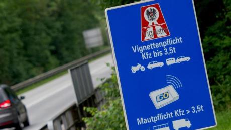 Autofahrer müssen sich für Fahrten nach und durch Österreich eine Vignette besorgen.