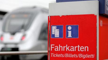 Der Betrug mit Bahntickets wird für die Deutsche Bahn zunehmend zum Problem. In Augsburg wurde nun ein Mann zu einer Gefängnisstrafe verurteilt.