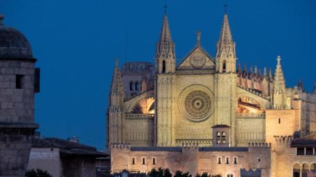 Palmas Kathedrale am späten Abend. Mit ihren 44 Metern Höhe gehört sie zu den höchsten gothischen Gebäuden in Europa. 