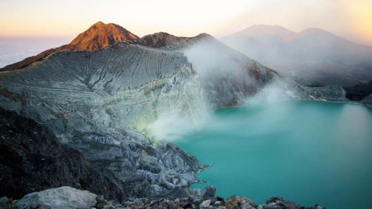 Seorang turis berusia 31 tahun jatuh ke gunung berapi aktif