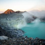 Der Vulkankrater Ijen in Indonesien ist bei Touristen sehr beliebt. Einer Frau, die den Sicherheitsabstand nicht einhielt und stürzte, wurde er zum Verhängnis. 