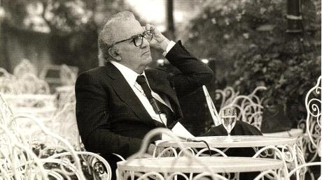 Federico Fellini im Garten des Grand Hotels in Rimini in Denkerpose. 