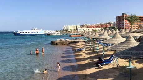 Badesachen eigepackt und los geht es: Urlauber am Strand von Hurghada können derzeit mit mehr als 20 Grad Wassertemperatur rechnen.