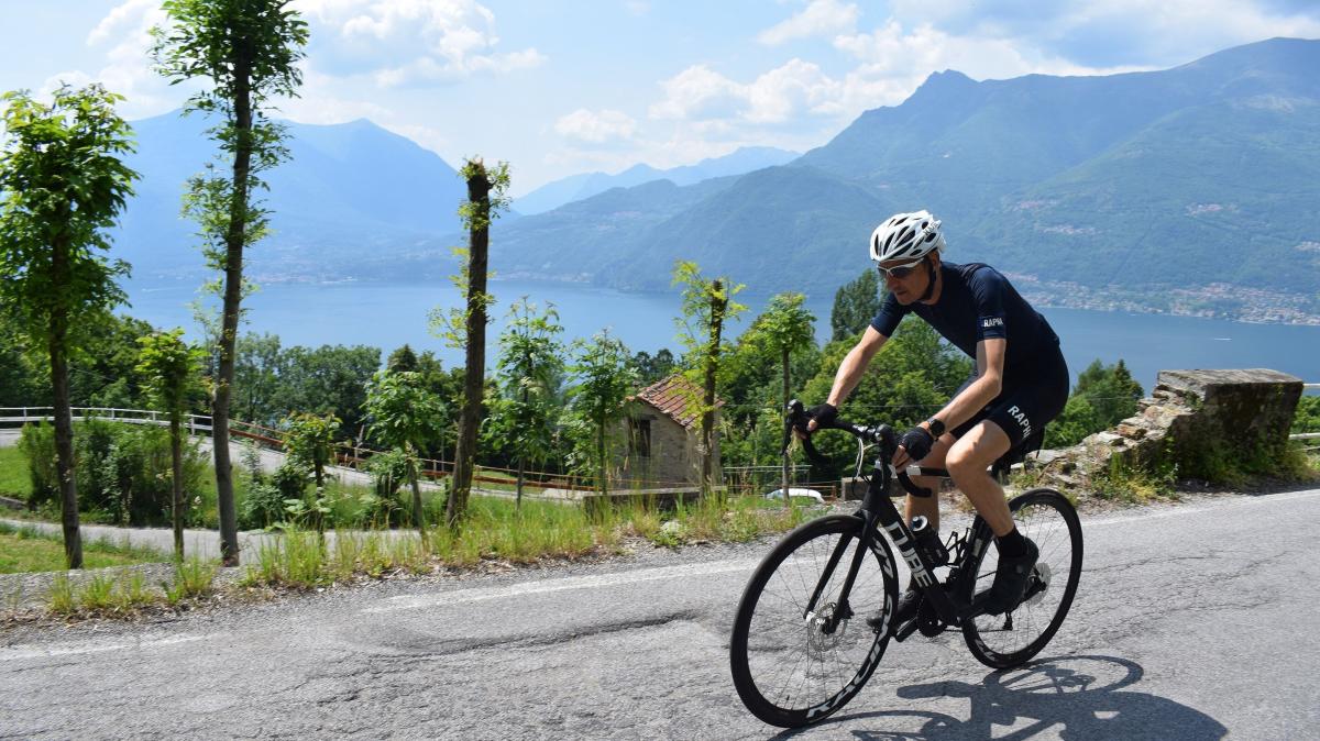 Italia: I ciclisti da corsa soffrono: un autoesame sulla famosa pista del Lago di Como