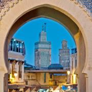 Das bekannte „Blaue Tor – Bab Bou Jeloud“ ist der Haupteingang zur Medina in Fès. Es ist mit prachtvollen Mosaiken verziert, wobei die blaue Seite für die Farbe von Fès steht und die grüne für den Islam. 
