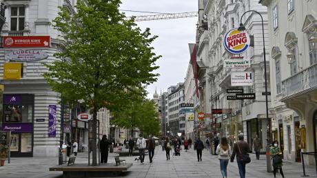 Österreich verzichtet in den Sommermonaten auf eine Maskenpflicht in Supermärkten und öffentlichen Verkehrsmitteln.