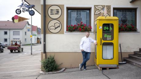 Eric Goll, Geschäftsführer des Hotel Gasthof Rössle, hat eine ausgemusterte Telefonzelle zu einem «Eishäusle» umfunktioniert.