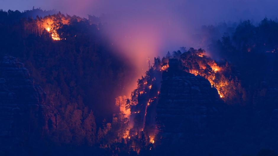 In der sächsischen Schweiz erstreckte sich das Feuer am Dienstagabend über 250 Hektar.