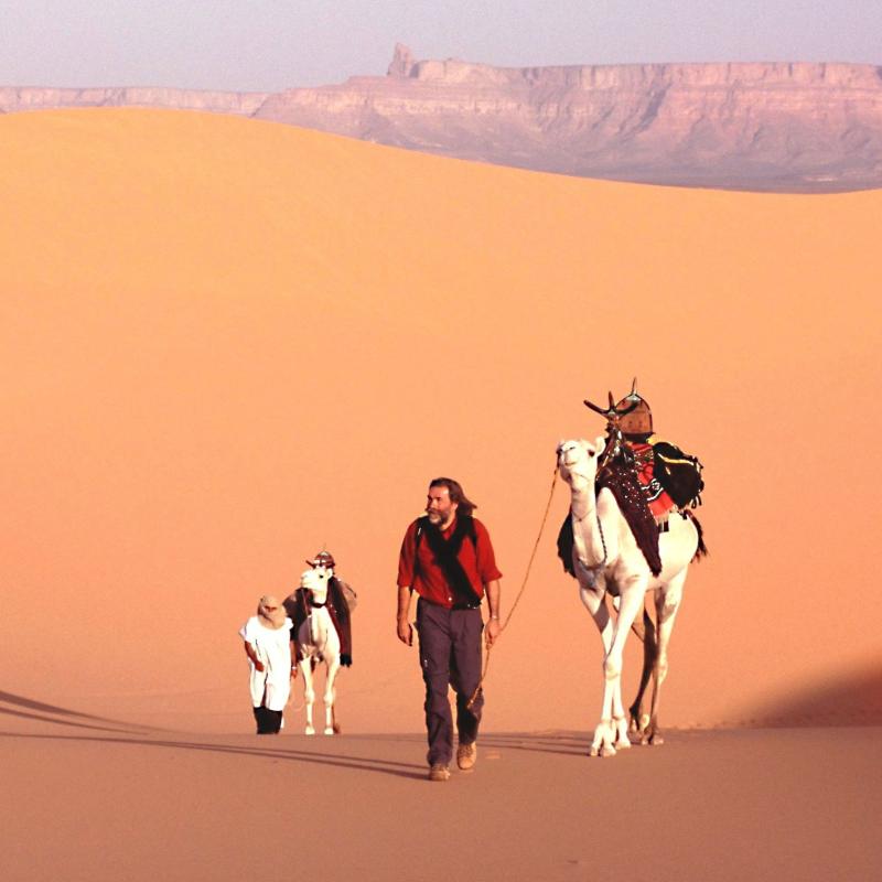 Achill Moser auf einer seiner Reisen durch die Wüste. Der Hamburger hat 28 Wüsten durchreist und mit Nomaden gelebt.
