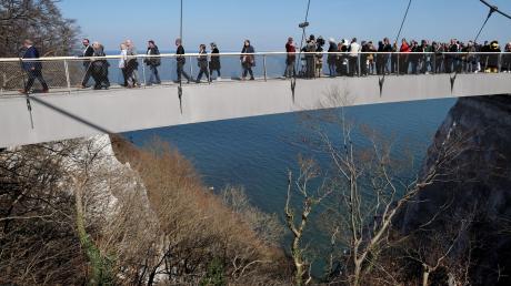 Mit einem Eröffnungsrundgang der Ehrengäste wird der Skywalk auf Rügen freigegeben.