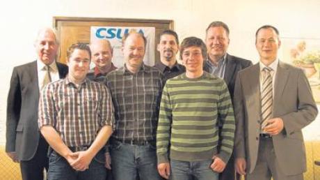 Max Strehle (rechts im Bild) mit dem neu gewählten Vorstand der CSU Großaitingen, der auch weiterhin von Klemens Hutter (rechts) angeführt wird. 