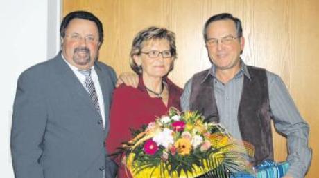 Bürgermeister Georg Klaußner (links) verabschiedete Bauhofleiter Manfred Keberle in den Ruhestand, in der Mitte Ehefrau Josefine Keberle. 