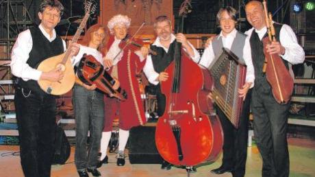 Die schwäbische Folkband „khwaerthon.AB“ spielt am Freitag, 18. März, ab 20 Uhr in der Kirche St. Johannes in Königsbrunn. Mit dabei der evangelische Pfarrer Alan Büching (3. von links). 