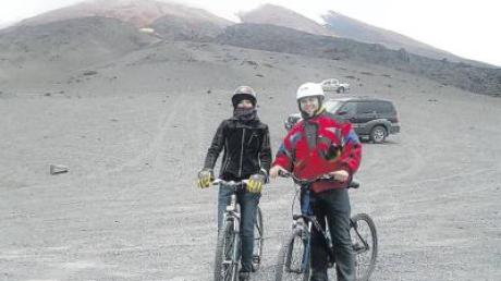 Christopher Wild mit einer Schweizer Freundin auf dem Weg zum Cotopaxi, einem der höchsten noch aktiven Vulkane der Erde. 