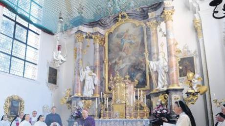 Bischof Konrad Zdarsa (am Altar) zelebrierte das Pontifikalamt zum 800. Jubiläum des Klosters. Äbtissin Gertrud Pesch (vorne rechts) und die Schwestern lauschten wie zahlreiche weitere Gläubige aufmerksam seiner Predigt.  