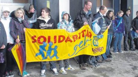 An die 50 Jugendliche und Erwachsene brachen nach dem Jugendgottesdienst zum Solidaritätslauf von Lagerlechfeld nach Klosterlechfeld auf. 
