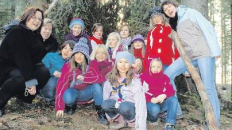 Die Pfadfinderinnen lernten im Wintercamp, wie man sich im Wald aus Ästen und Zweigen eine Unterkunft baut. 