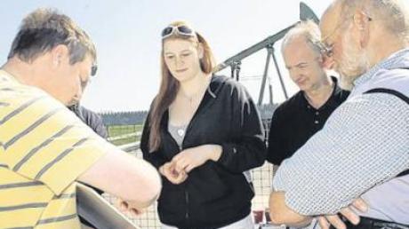 Bei Wintershall erläuterte Produktionsleiter Rainer Ihl (links) die Erdölförderung auf dem Lechfeld.
