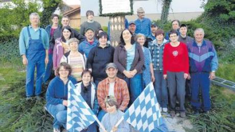 Die Dorfgemeinschaft von Habertsweiler legte gemeinsam für einen Maibaum Hand an. 