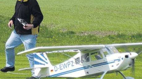 Rudolf Martin startet seinen Modellflieger mit fast 3,40 Metern Spannweite.  