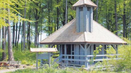 Im Spätherbst vorigen Jahres hat die Staudenkapelle bei Grimoldsried ein neues Dach aus Zedernschindeln bekommen. Zum Abschluss der Dachsanierung findet am 15. Mai eine feierliche Maiandacht statt. 