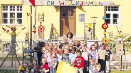 Zusammen mit ihren Vätern bastelten die Kinder des Kindergartens Obermeitingen aus Holz lustige Figuren und ein Willkommensschild. 