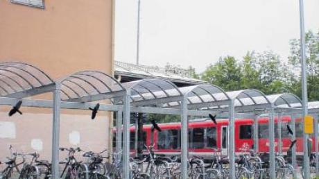 Der Bahnhof in Klosterlechfeld soll umgestaltet werden. Ein Konzept soll die verschiedenen Gestaltungsmöglichkeiten darstellen.  