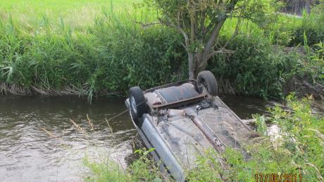Das Ende einer Spritztour: Zwei Jugendliche landeten mit einem gestohlenen Wagen in einem Bach in Gennach.