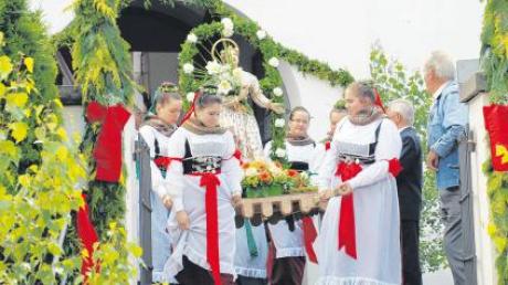 Im Mittelpunkt der prunkvollen Radegundis-Prozession in Waldberg steht am Sonntag, 10. Juli, wieder die mit Lilien geschmückte Statue der Bistumsheiligen, die von den Radegundismädchen im Zug mitgeführt wird. 