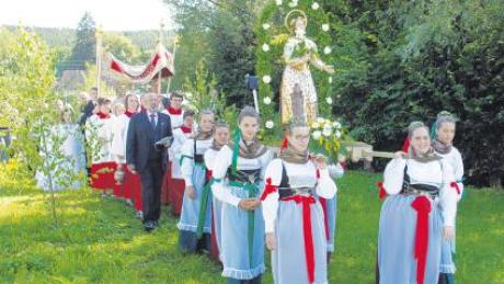 Die mit Lilien geschmückte Statue der Bistumsheiligen und die acht Radegundis-Mädchen in ihren farbenprächtigen Trachten sind alljährlich der Blickfang bei der traditionellen Radegundis-Prozession in Waldberg. 