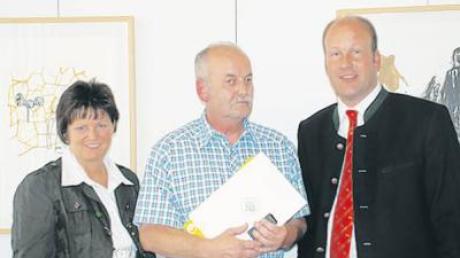 Die Leiterin der Unteren Naturschutzbehörde, Sabine Ferber, mit Gerhard Wolf und Landrat Sailer bei der Verleihung des „Grünen Engels“. 