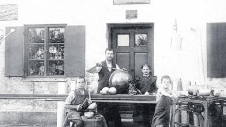 Gründer Johann Ernst Kohl mit Familie um die Jahrhundertwende vor seinem Haus in der Mayerstraße und ... 