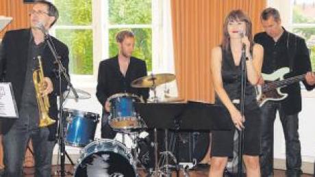 Lounge-Musik boten „Jazz and the City“ mit Bastian Walcher am Piano und (von links) Camillo Walcher, Christoph Holzhauser, Tina Frank und Andreas Bauer.