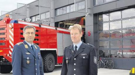 Kommodore Oberst Stefan Scheibl (links) und der Leiter der Feuerwehr, Peter Knoller, vor der neuen Feuerwache des Bundeswehrstandorts Lechfeld.