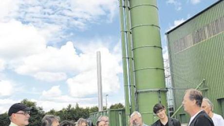 Die Grünen bei ihrem Ortstermin in Graben, darunter Alwin Jung (Zweiter von links), Christine Kamm (Dritte von links), Ursula Jung (Vierte von links) und Christian Metzler, Betriebsleiter des Biokraftwerks auf dem Lechfeld, ganz rechts. 