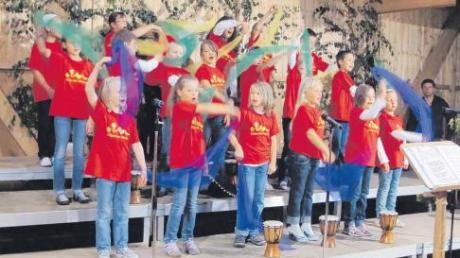 Nicht nur musikalisch, sondern auch mit wehenden Tüchern präsentierte der Kinderchor „Ohrwurm“ ein Lied über den Wind bei der Serenade des Singkreises in Obermeitingen. 