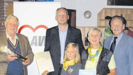Wolfgang Mayr-Schwarzenbach (Mitte) ist der neue Vorsitzende der AWO Klosterlechfeld. Mit im Bild, von links, Andreas Hornung, Marlis Schwarzenbach, Linda Christian-Neumann und Bürgermeister Peter Schweiger.  