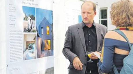 Alen Jaszarevic vom BDA (links) erläuterte Besuchern in Bobingen die Besonderheiten des Hauses B-Hub in Laut-rach. 