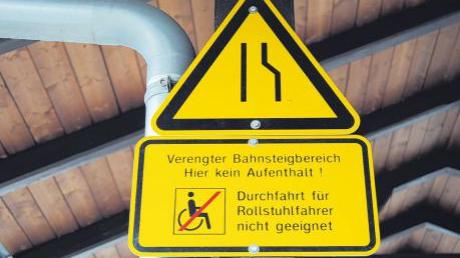 Der durchgestrichene Rollstuhlfahrer auf einem Schild an Bobingens Bahnhof erschreckte Staatssekretärin Katja Hessel genauso sehr wie manche Schmuddelecken dort. 