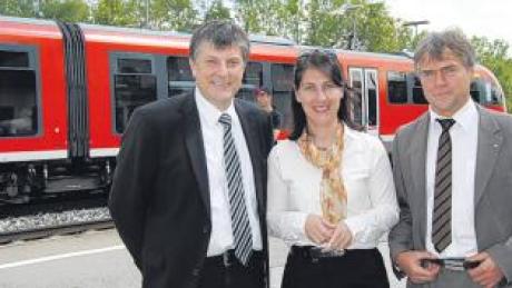 Bürgermeister Bernd Müller, Verkehrsstaatssekretärin Katja Hessel und Herbert Kölbl, Verkehrsbeauftragter Bayern der Deutschen Bahn, verhandelten direkt am Bahnsteig.