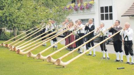 Die Alphornbläser des Musikvereins Walkertshofen umrahmen am Sonntag das Kapellenfest in Oberrothan. 