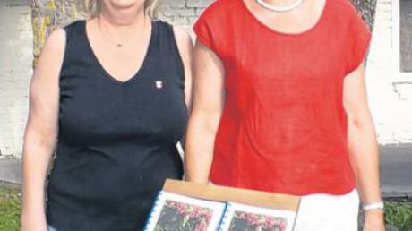 Renate Lenz (l.) und Isabella Uhl haben mit einigen Mitstreitern das Kochbuch „Sportliche Schlemmereien“ herausgebracht.