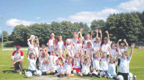 Die kleinen Teilnehmer der Ferienfußballschule des TSV Mittelneufnach haben sichtlich viel Spaß.  